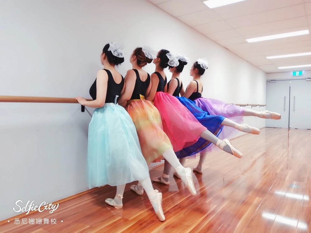 Chinese dance class lineup