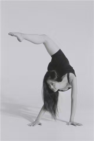 Ms Shanshan — studio portrait (B&W)