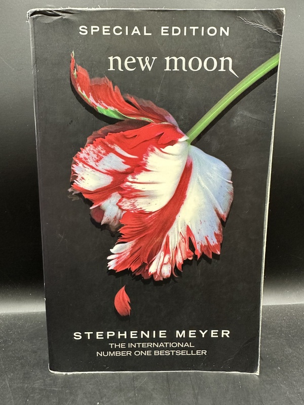 New Moon - Stephanie Meyer (Twilight # 2)